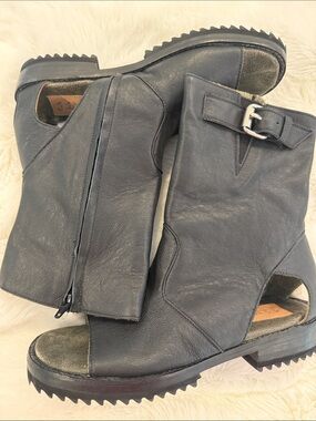 Black Leather Open-Toe Buckle Clog Mule